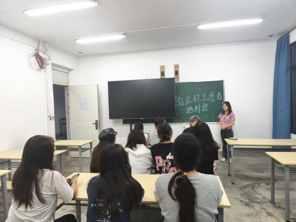 美術與設計學院青年志愿者服務隊助力白云村文化建設——美術圖案設計服務紀實